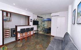 Lindo sala e quarto, pé na areia em Ipanema